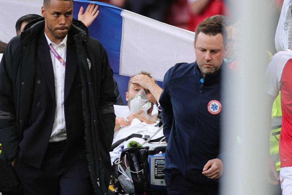 2020 欧洲杯丹麦对阵芬兰比赛中埃里克森突然昏倒，发生了什么？这会影